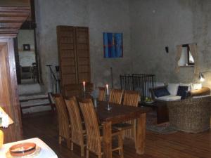 een eetkamer met een tafel en stoelen met kaarsen bij Gite Le Chevalier in La Répara