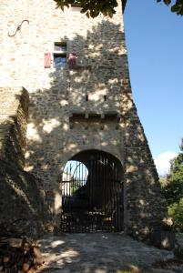 een poort aan de zijkant van een stenen gebouw bij Gite Le Chevalier in La Répara