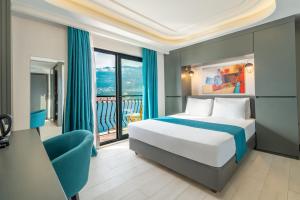 um quarto de hotel com uma cama e uma janela em Gumus Peninsula Hotel em Kas