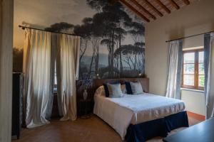 1 dormitorio con 1 cama y una pintura en la pared en Castel Monastero - The Leading Hotels of the World, en Castelnuovo Berardenga