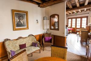 A seating area at Le Relais Des Templiers