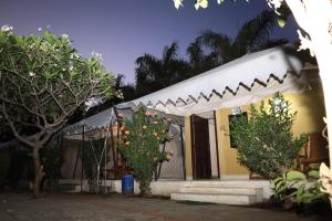 Taman di luar Rambagh Retreat by Park Tree