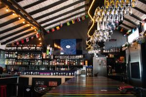 un bar con una barra larga en una habitación en Club AVIVA Guatavita - Hostel - Restaurante, Disco & Bar, en Guatavita