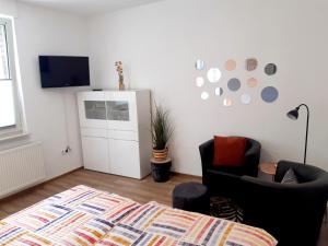 sypialnia z łóżkiem i telewizorem na ścianie w obiekcie FeWo Greiwe w mieście Telgte