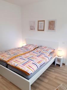 łóżko w sypialni z dwoma lampami i łóżko sidx sidx sidx w obiekcie FeWo Greiwe w mieście Telgte