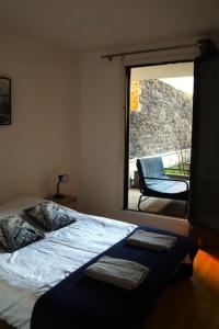 ein Schlafzimmer mit einem Bett und einem großen Fenster in der Unterkunft Pretty T3 in the heart of Clermont-Ferrand in Clermont-Ferrand
