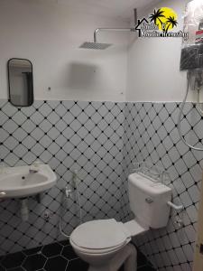 łazienka z toaletą i umywalką w obiekcie Santai D' Mantin Homestay w mieście Lengging