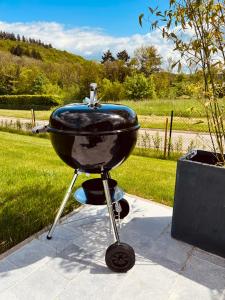 einen Grill auf einer Terrasse in der Unterkunft Maison familiale à Dinant in Dinant