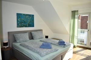 ein Schlafzimmer mit einem Bett mit blauen Handtüchern darauf in der Unterkunft Heiligenbergblick in Heidelberg