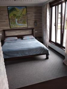 1 dormitorio con cama y ventana grande en Садиба Янчар Номер Студiо з Басейном en Mykulychyn