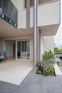 einem externen Blick auf ein Gebäude mit einer Terrasse in der Unterkunft Apartment Dubravka in Povljana