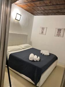 シラクーサにあるAbitare Ortigiaのベッドルーム1室(ベッド1台、タオル2枚付)