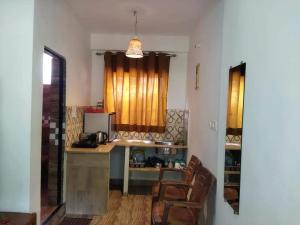 Kuchyň nebo kuchyňský kout v ubytování Spectrum Hub beach side Studio Apartment - Candolim - Goa