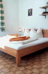 מיטה או מיטות בחדר ב-App 1 - Farbennest mit Frühstück Teeküche, Sommerbergbahnen inkl