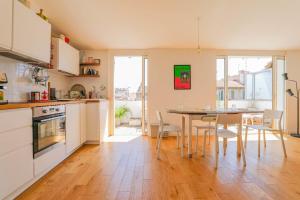 a kitchen with a table and a dining room at Le Chave - Appart 1 ch terrasse et climatisation in Marseille