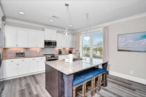 una cocina con armarios blancos y una gran isla en Oyster Dream - On Inlet, 7 Bedroom, 6 Bathroom, Sleeps 20 en Myrtle Beach