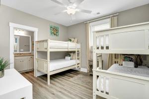 1 dormitorio con 2 literas y espejo en Oyster Dream - On Inlet, 7 Bedroom, 6 Bathroom, Sleeps 20 en Myrtle Beach