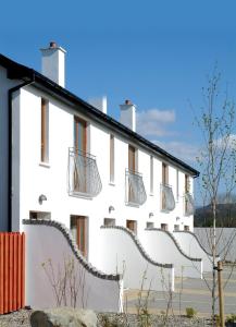 un edificio bianco con scale di fronte di Holiday home within easy walking distance to Kenmare a Kenmare