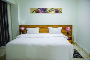 En eller flere senge i et værelse på Mountain View Hotel & apartment