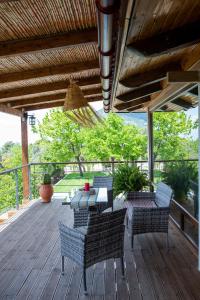 Rõdu või terrass majutusasutuses Calypso Villa with Jacuzzi Pool & Sea View