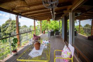Rõdu või terrass majutusasutuses Calypso Villa with Jacuzzi Pool & Sea View