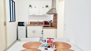 une petite cuisine avec une table et des chaises dans l'établissement Superbe appartement, à Dreux