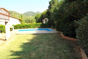 um quintal com piscina numa casa em Casa St Llorenc de la Muga em Sant Llorenç de la Muga
