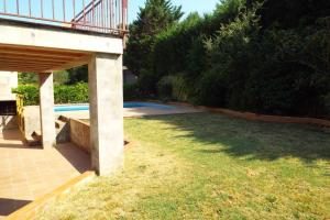 um quintal com uma piscina e uma casa em Casa St Llorenc de la Muga em Sant Llorenç de la Muga