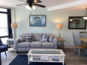 Un lugar para sentarse en Sedgefield 102 Condo