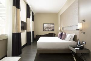 Postel nebo postele na pokoji v ubytování Rome Life Hotel