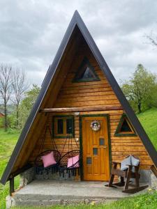 una casa pequeña con techo inclinado en Eco kutak 2 en Mojkovac