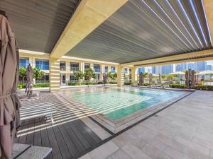 Bazén v ubytování The Downtown Dazzler: 1 BHK Amidst Dubai's Wonders nebo v jeho okolí
