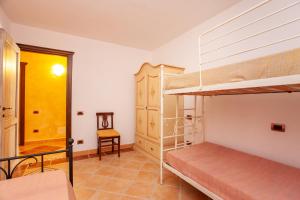 カーラ・リベロットにあるAppartamento Cuoreの二段ベッド2台と机のある寝室