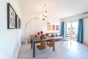 een woonkamer met een tafel en een bank bij Blue Vibes in Alghero