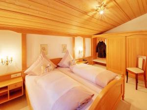 a bedroom with two beds in a room at Häusl im Park in Bad Birnbach