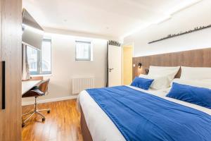 sypialnia z dużym łóżkiem i biurkiem w obiekcie Cocoon du vieux Lyon - Luxury apartment - Balneo w mieście Lyon