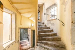 - un escalier dans un bâtiment ancien dans l'établissement Cocoon du vieux Lyon - Luxury apartment - Balneo, à Lyon