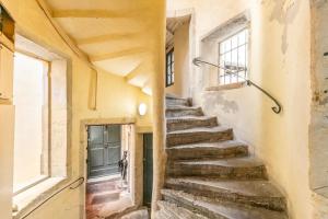kilka schodów w starym budynku w obiekcie Cocoon du vieux Lyon - Luxury apartment - Balneo w mieście Lyon