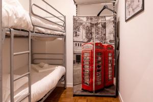 Uma ou mais camas em beliche em um quarto em Casa dei Fiori Colorful Apt near the station