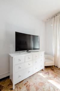 TV a/nebo společenská místnost v ubytování Spaziosa Matrimoniale nel centro di Modena