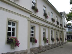 Un edificio con flores en el costado. en Hotel Garni - Haus Gemmer, en Coburg