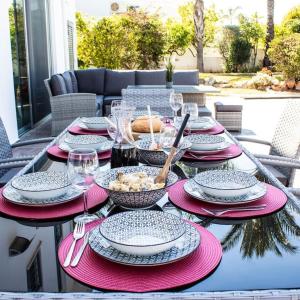 una mesa con platos y tazones de comida. en Villa Artemis, en Lárnaca