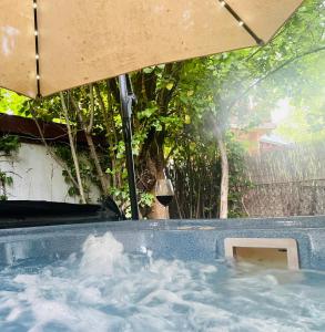 Bazén v ubytování Kunfi Apartmanház - jakuzzi, 4 háló nebo v jeho okolí