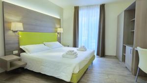 ein Hotelzimmer mit einem Bett mit Handtüchern darauf in der Unterkunft Italianway - Affittacamere Brenna in Como