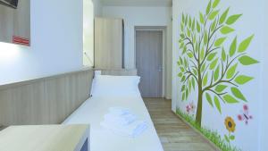 um quarto de hospital com uma cama com flores na parede em Italianway - Affittacamere Brenna em Como