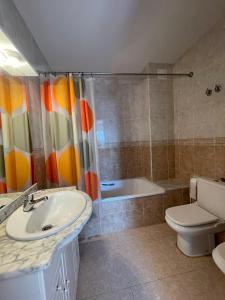 ペニスコラにあるAlpen 1 Tossablancaのバスルーム(洗面台、トイレ、シャワー付)