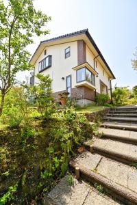 una casa con escaleras delante en 森の香 en Matsue