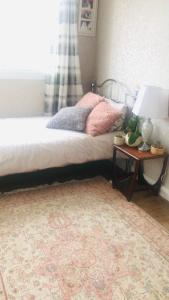 una camera con letto e tavolo con lampada di Stoddart House a Newcastle upon Tyne