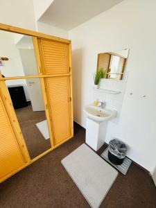 a bathroom with a sink and a mirror at H1 Herberge-One Erfurt in Erfurt