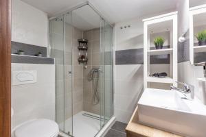 een badkamer met een douche, een wastafel en een toilet bij Deluxe Akácfa Apartments in the Heart of Budapest in Boedapest